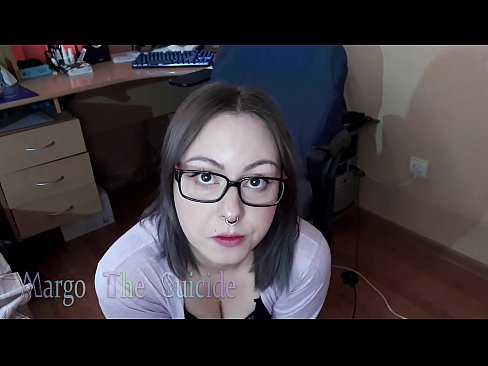 ❤️ Көз айнек тагынган сексуалдуу кыз Дилдону камерага терең соруп ❌ Сонун порно боюнча бизде