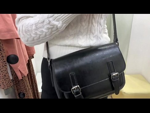❤️ Фитинг бөлмөсүндө жаш канчык FeralBerryди дилдо менен коомдук мастурбациялоо ❌ Сонун порно боюнча бизде