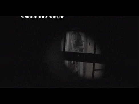 ❤️ Блондини ичкери кирпичтин артына катылган кошуналык войер жашыруун түрдө видеого тартып алат ❌ Сонун порно боюнча бизде